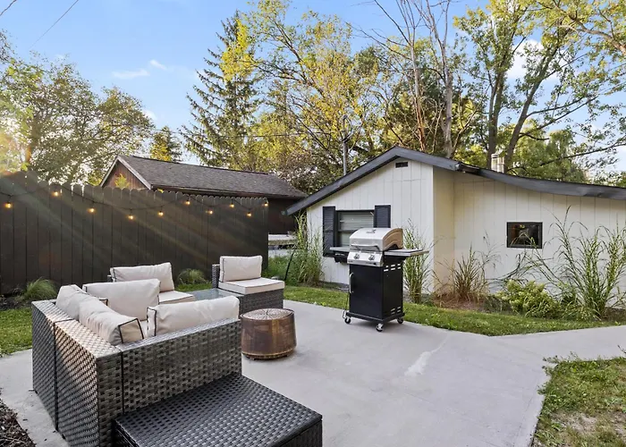 Cozy Home W/ King Bed & Lake Access