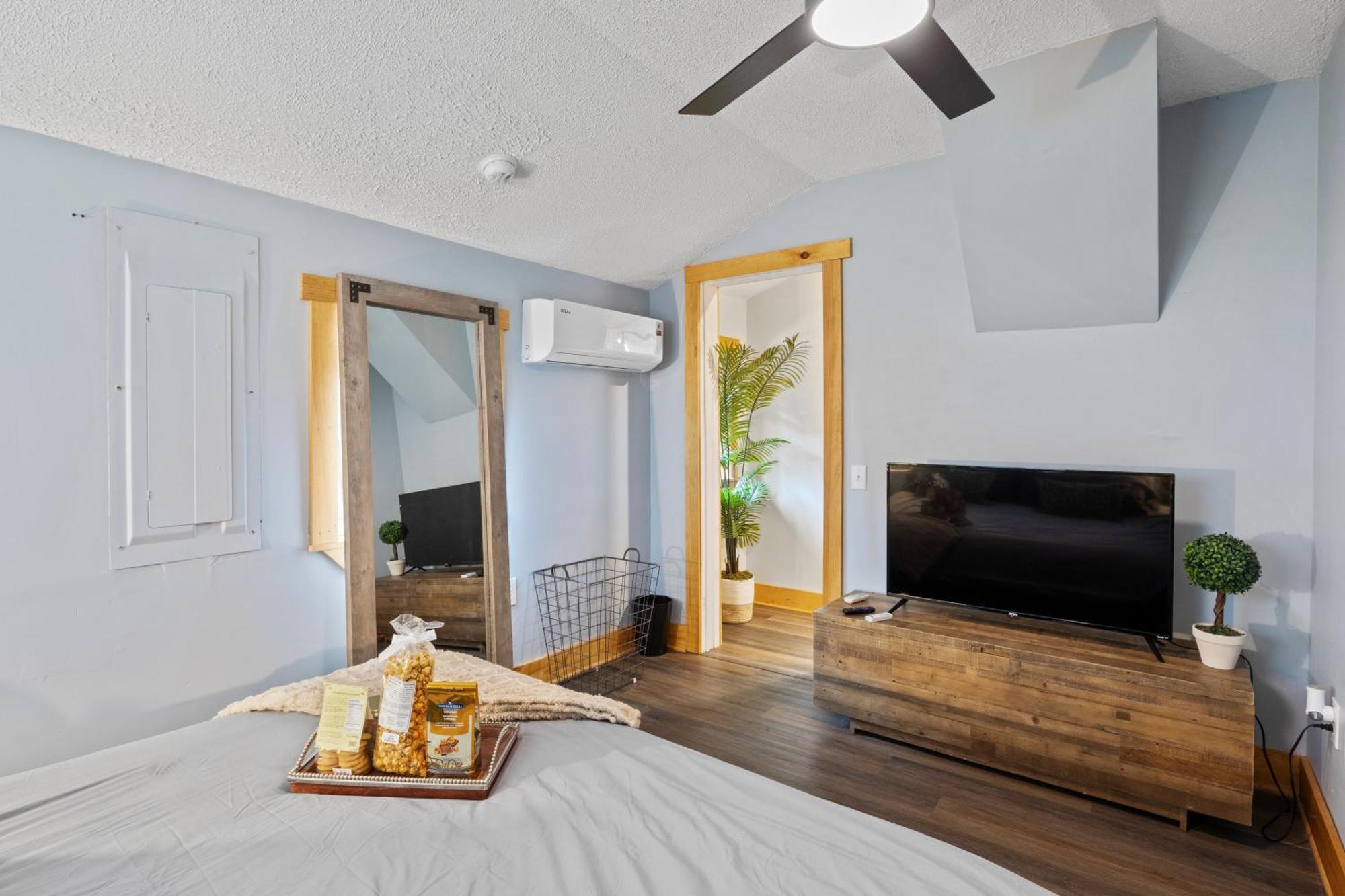 Cozy W/ King Bed & Access *